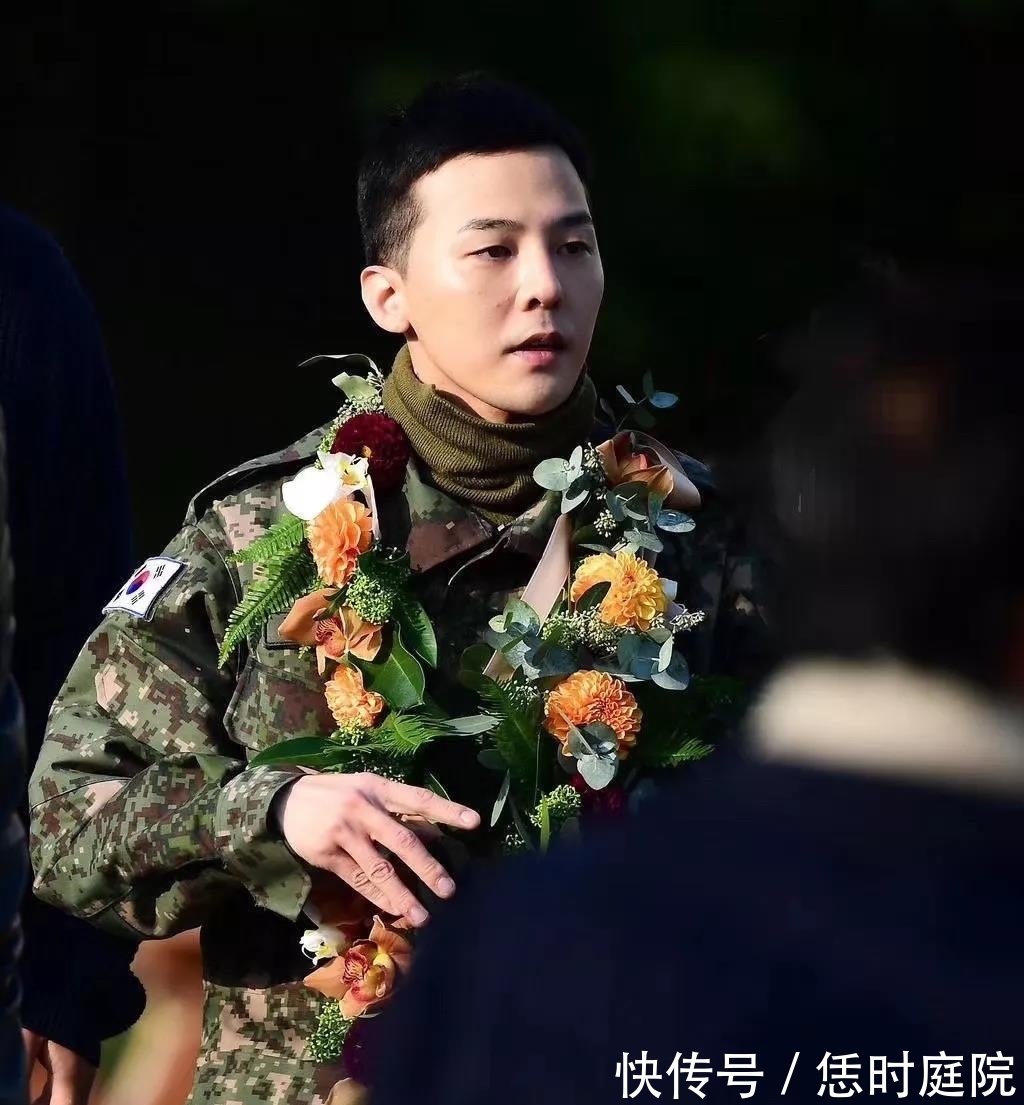 白钩 合作的联名鞋直接秒空,连50码的都卖完,价格居然高达3万一双?