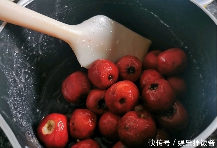干净|10月是山楂的成熟期,撒把白糖炒一炒,开胃解馋自制干净吃得放心