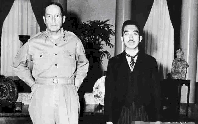 美军|日本投降美军上将问天皇:你咋不去剖腹?天皇厚脸皮淡定说4字让人不齿