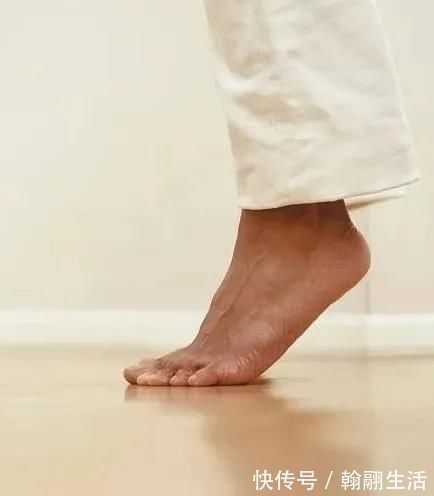 踮脚跟|养心先养肾！1个动作，补肾通阳效果好，八段锦里就有它