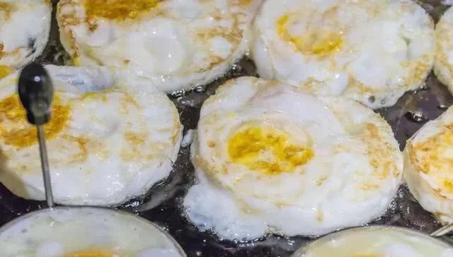 煎荷包蛋热锅凉油加点盐,全程小火酥香嫩又不粘锅