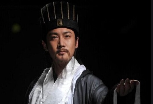 曹操|诸葛亮和曹操权力相同，是诸葛亮太忠心？权力相同环境不同