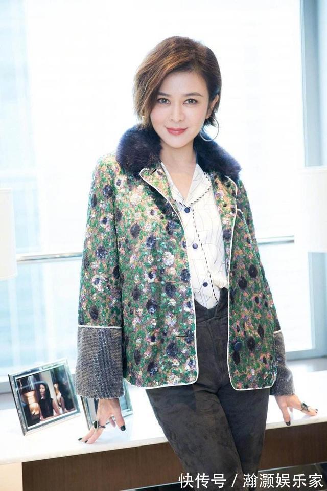 发型 女人过了50岁尽量别留长发、烫卷发!推荐明星这些发型,真洋气