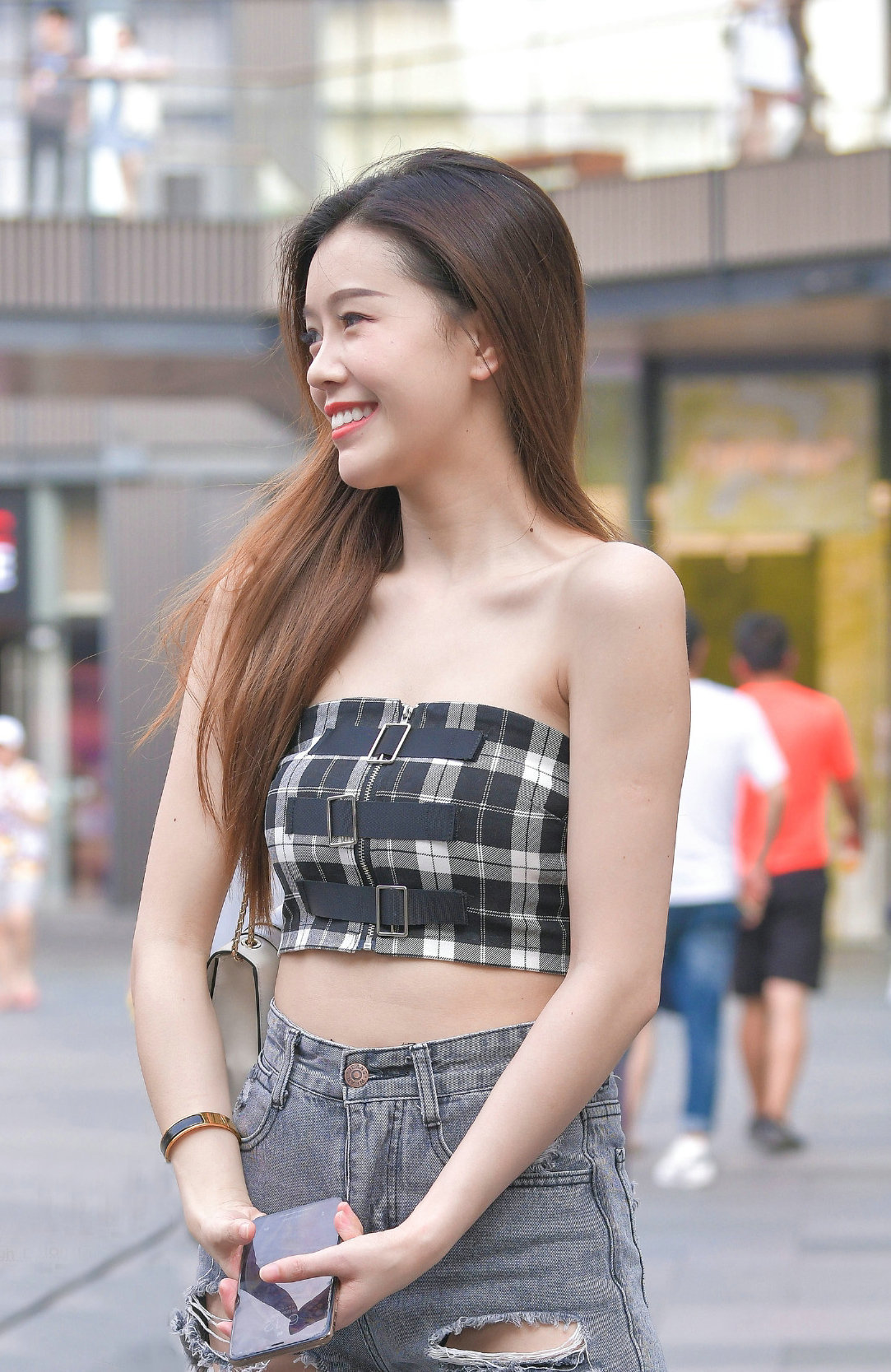 街拍: 格纹抹胸搭配牛仔短裤, 装扮出自然的美感