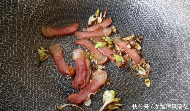  一块腊肉，一把蚕豆，放锅里爆炒后，满满都是高级的味道