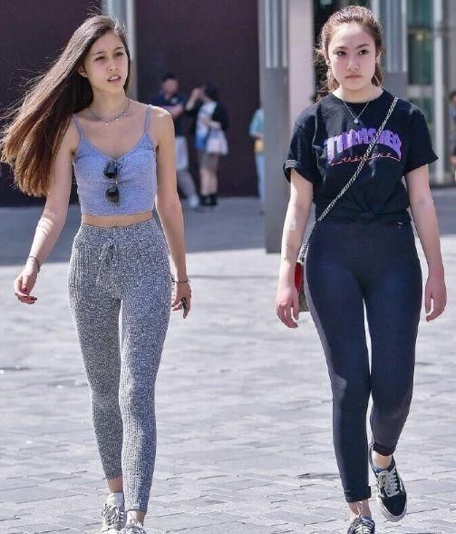 美女穿搭打底裤使身材看起来更加修长,简约大气,可以随心展现美丽