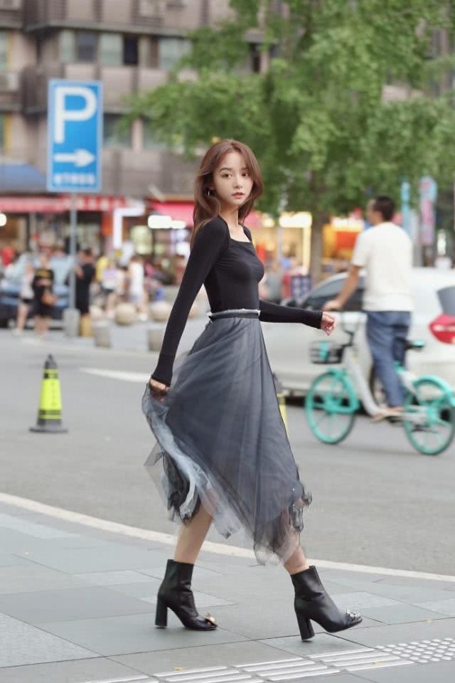 街拍:时尚姐妹花,简洁搭配帅气大方,优美身姿优雅不凡