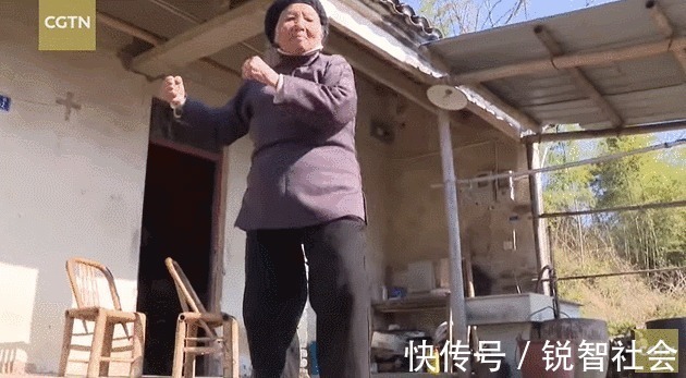 图源|98岁功夫奶奶红了,与外国小哥切磋武艺被狂赞:中国人都会功夫?