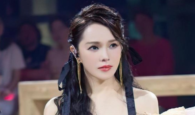 宝爸|最年轻姥姥走红,搭配时髦不耽误带外孙,年轻之心堪比伊能静