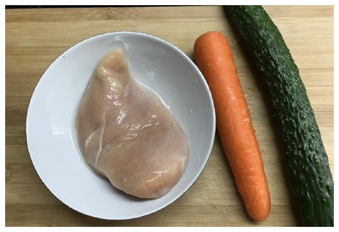 减脂餐不要老吃水煮鸡胸了，试试这么做，好吃又营养，人也瘦了