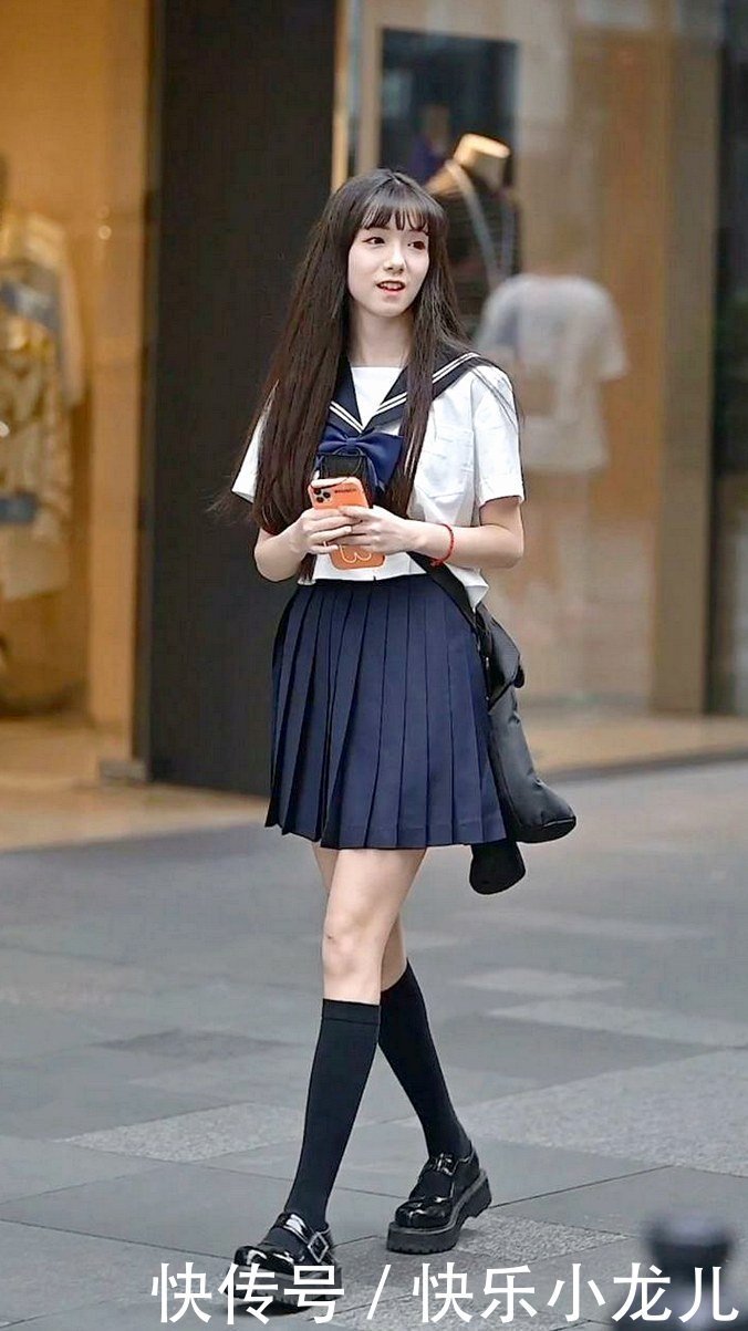  让本人|黄色卫衣搭配小脚牛仔裤，大方自然