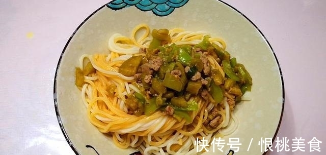 肉末|换个花样吃面条,茄子尖椒加肉末,做法简单适合忙碌的上班族
