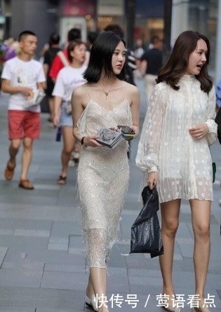 小姐姐肤白貌美白色轻薄吊带裙,有一种飘飘优雅的气质感