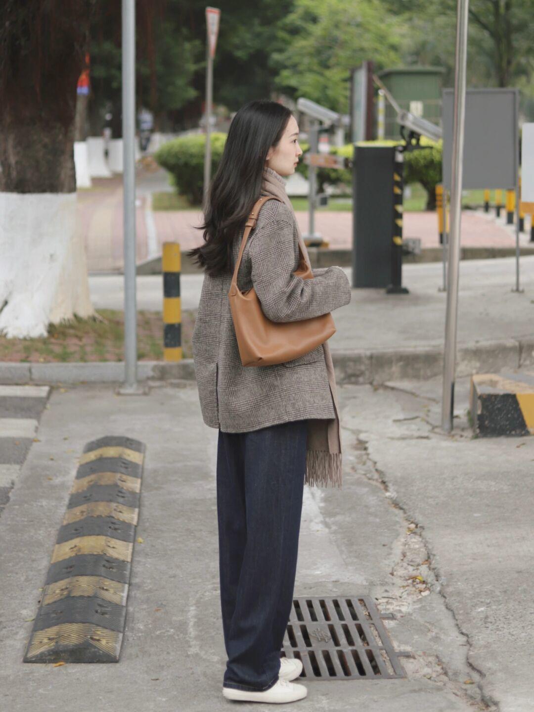 毛衣 冬天打底衫怎样选?一件红色针织衫+白色牛仔裤,休闲又显气色!