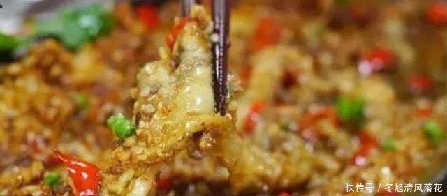 茄子这样吃,不仅特别入味还香辣可口,比外面烧烤卖的都好吃