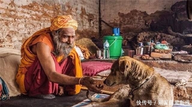 自创|印度苦行僧阿玛尔,自创修行高举手臂47年,如今却受到众人追捧