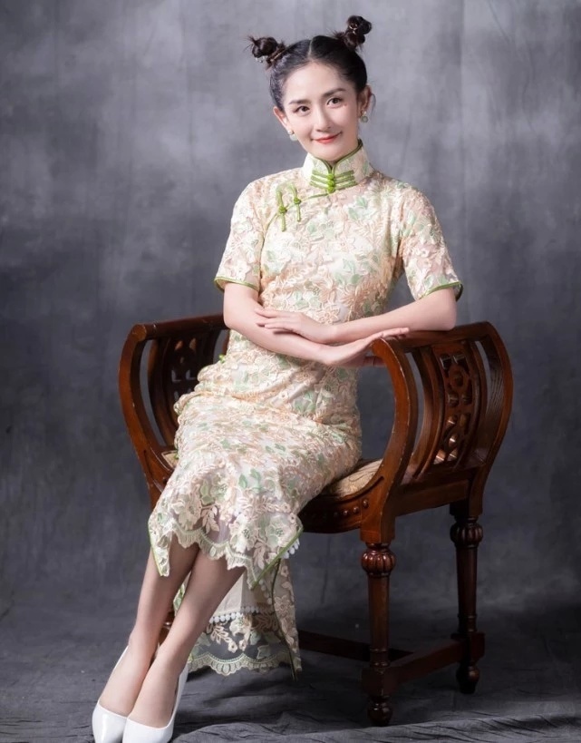 漫画腰|谢娜自认腰粗不适合穿旗袍,被造型师强制要求后,一秒变漫画腰!