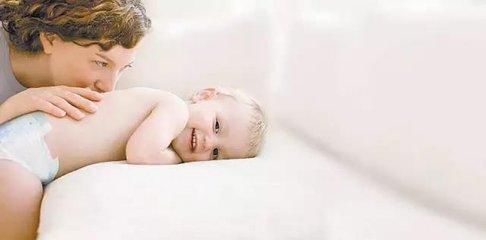 宝宝|宝宝有这5个动作不是闹着玩 是身体出问题了 家长别置之不理