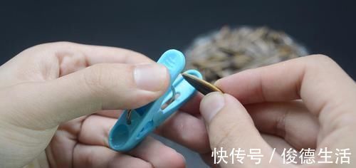 瓜子|剥瓜子有诀窍，不用手剥不用嘴嗑，一分钟就能剥一大碗，涨知识了