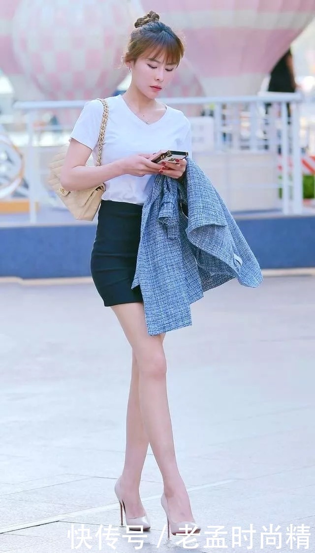 美女穿着一双高跟鞋, 增加它的魅力, 双腿也显得更加的修长