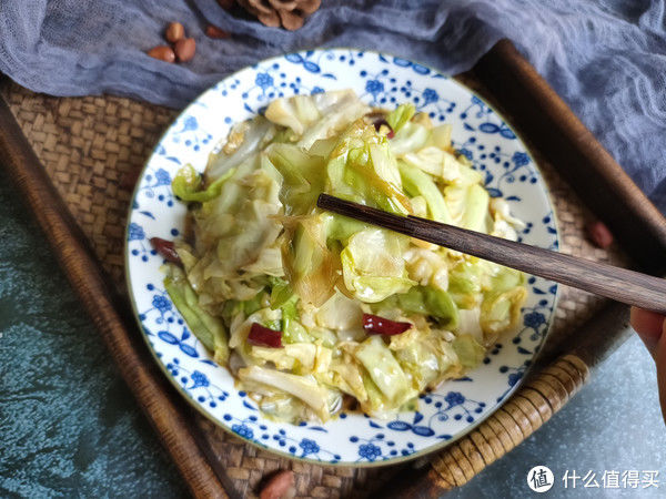 大厨教你一招炒包菜，脆爽入味特好吃