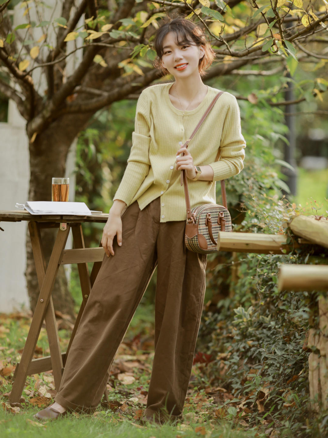 马甲+|小个子早秋穿搭指南！马甲+衬衫搭配休闲裤，穿起来少女感满分