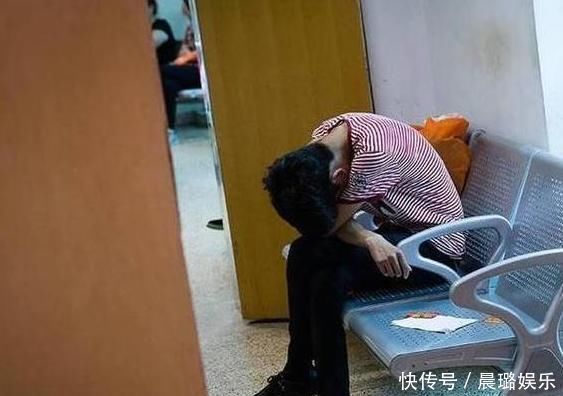 美女大学生跑操时“昏倒”，同学们赶快送诊，母亲很难没脸见人了