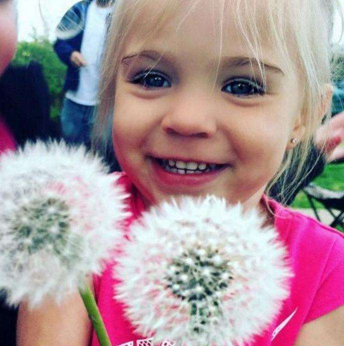 父母|妈妈为可爱女儿拍照, 发现照片不对劲,到医院检查后父母心疼