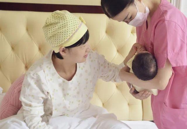 洗头|她五年内剖腹产4次，还学外国人不坐月子，如今现状怎样了