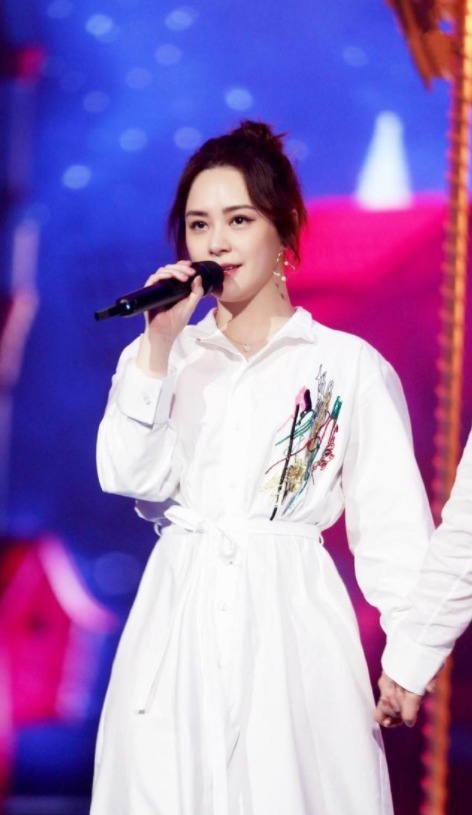 钟欣潼|阿娇又美回颜值巅峰,一袭白色衬衫连衣裙清新减龄,知性利落