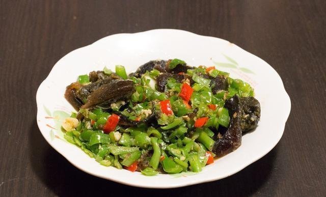 周末亲戚来家里吃饭,弟媳下厨做了11道菜,大伙吃了一锅米饭