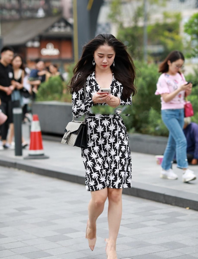 连衣裙|西装式领口设计的长款连衣裙,黑白配色优雅大方