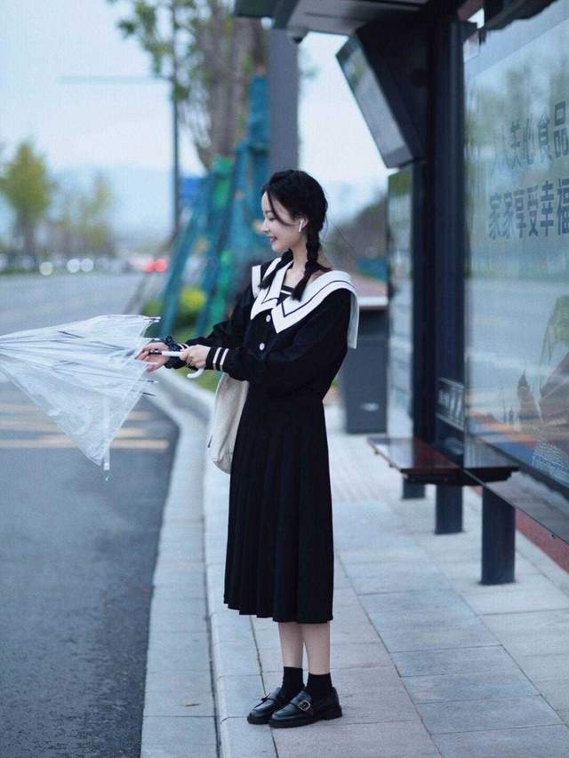 穿搭|秋季怎么穿舒适又洋气?白色卫衣搭配牛仔裤简约大气,减龄时髦