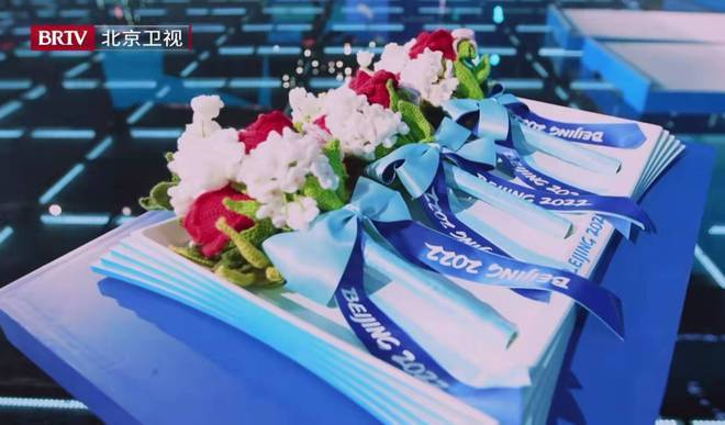 千里江山图!灵感来自千里江山图!北京冬奥会颁奖服在北京卫视跨年晚会中首发