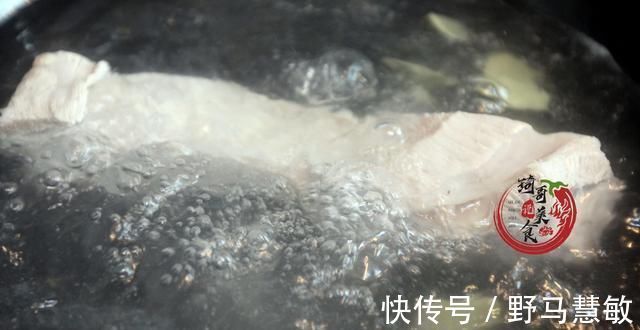 五花肉|做红烧肉，记住“整焯、2炒、加3水”，肉块肥而不腻，入口即化