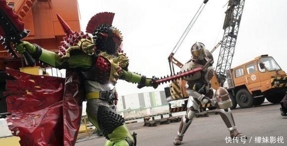 假面|假面骑士圣刃:榴莲妹妹和程奈被吓呆了