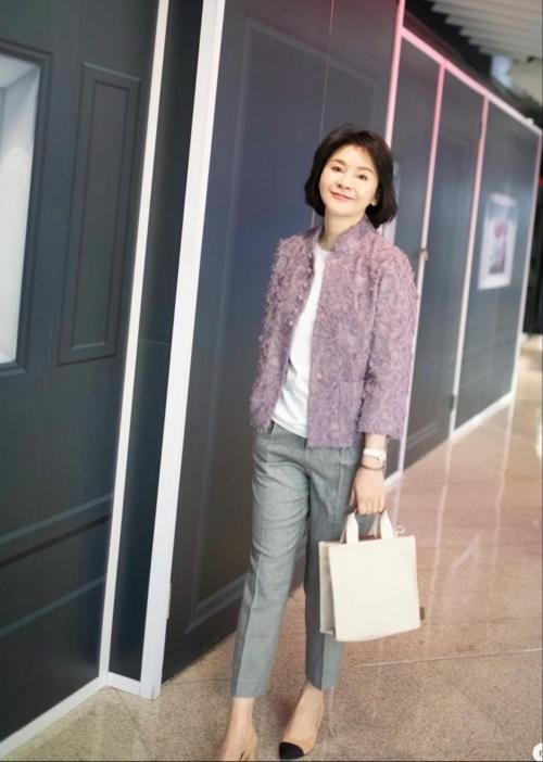 这位50＋女性的穿搭时髦火了！穿衣简单大方且日常，优雅有气质