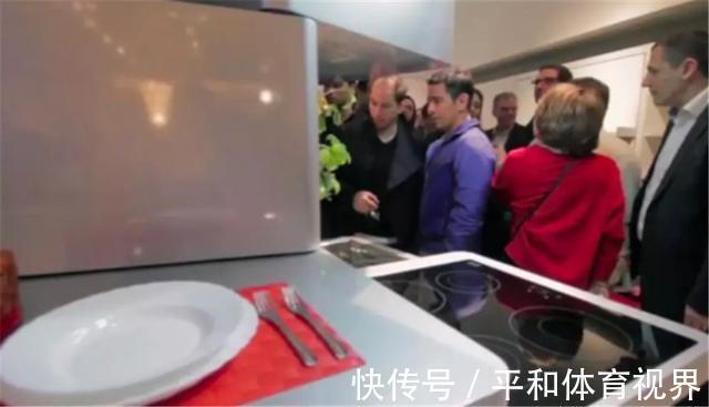 三块板|外国人设计的垂直厨房真厉害！仅占地1㎡，却藏下冰箱灶台和餐桌