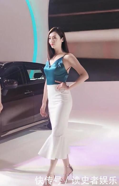 清纯脱俗的真丝装，细节上决定了她的魅力