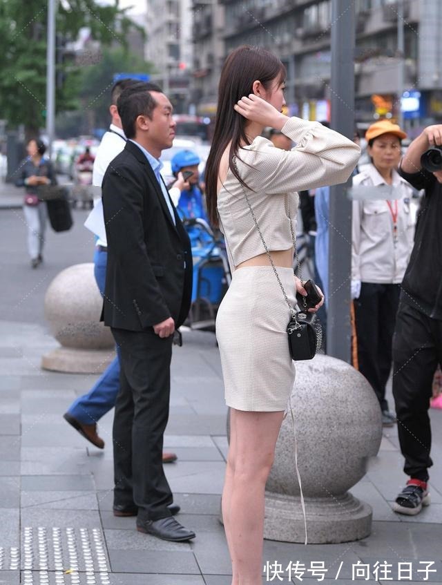 半身裙 长袖衬衫上衣搭配荷叶边裙子,穿上简约设计高跟鞋,显瘦好看!