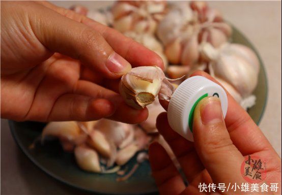 矿泉水瓶|大蒜皮别再用手剥了，一个瓶盖就搞定，快速去皮不费劲，太厉害了