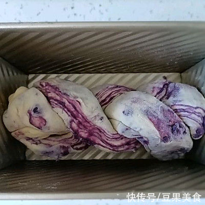 烤箱|#一口新年味，全家享佳味#紫薯大理石吐司间包