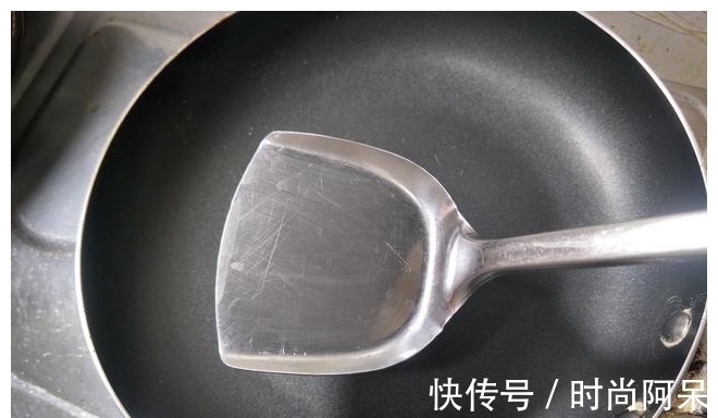 小技巧|炒菜油老往外崩怎么办？教你1个小技巧，再也不怕炒菜崩油了