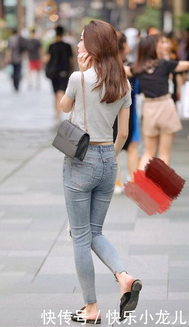 紧身|美女膝盖的裤子都磨破了,搭配紧身上衣,尽显女性魅力
