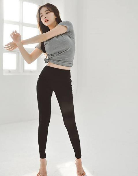 百搭|美女穿搭:小姐姐爱穿气质百搭的紧身裤,给人成熟优雅的气质