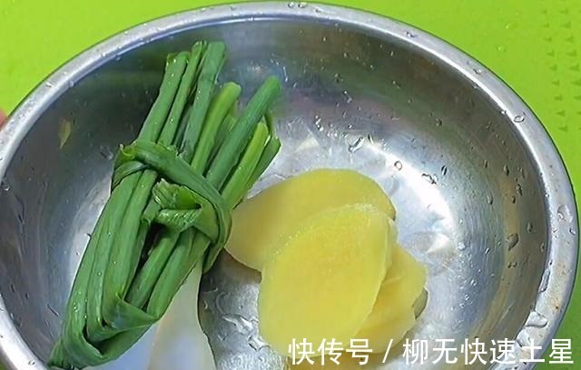 厨师长分享正宗白切鸡做法，步骤详细，皮爽柔滑，咬一口满嘴香！