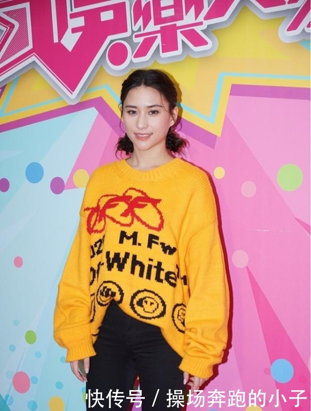 何超莲|何超莲恋爱后更美了,梳羊角辫配休闲装,一身甜美气质真叫人心动