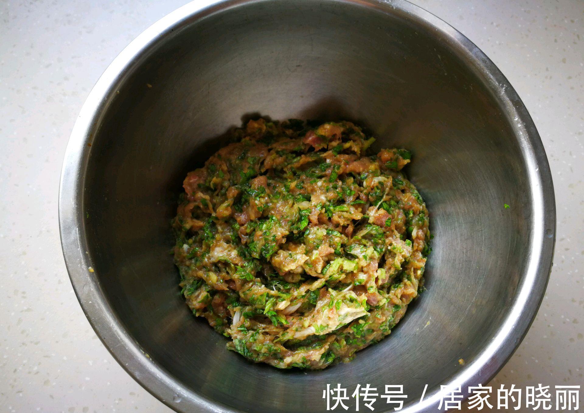 发酵|做一锅热气腾腾的芹菜猪肉包，皮薄馅大，做一次能吃3天