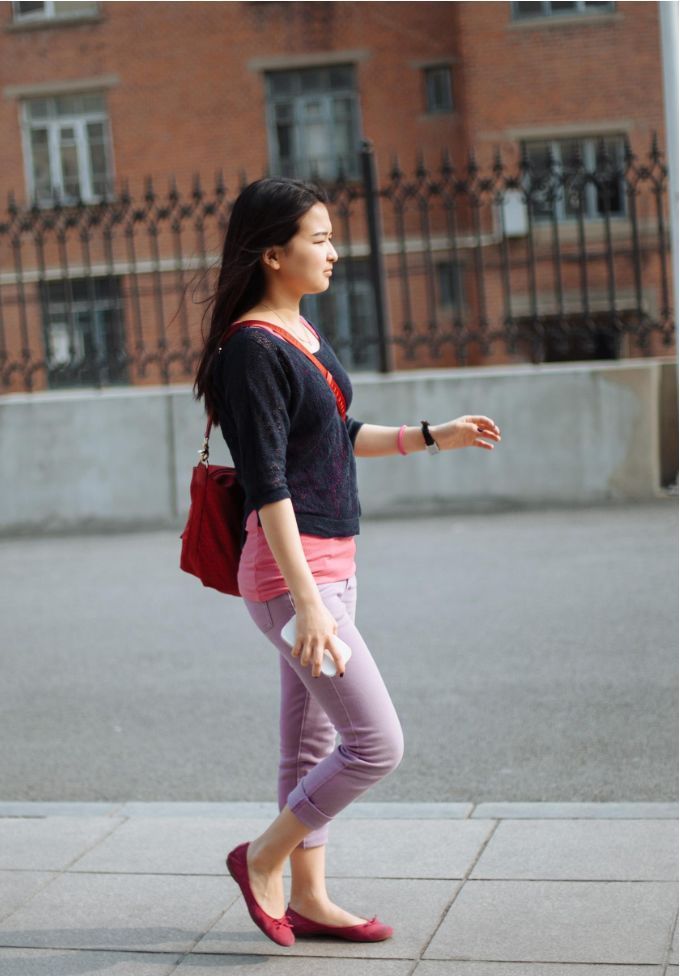 街拍：长发美女塑造着纤细美丽的腰部，显露出成熟女性的性感魅力