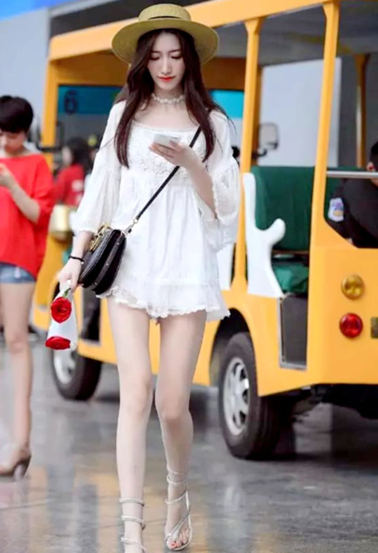 凹凸|街拍:清纯无暇的美女,凹凸曼妙,青春活力很活泼!